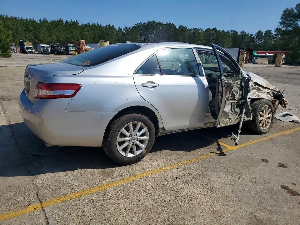 2011 TOYOTA CAMRY XLE  