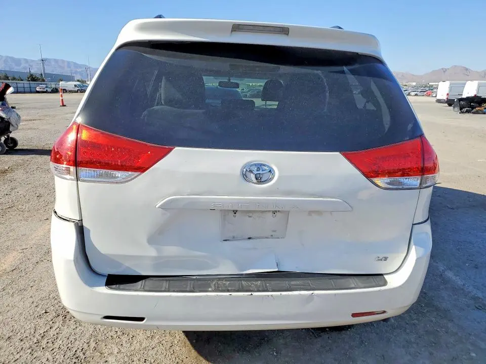 2014 TOYOTA SIENNA LE  