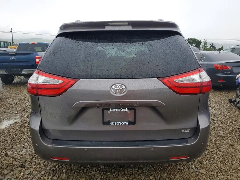 2017 TOYOTA SIENNA XLE  