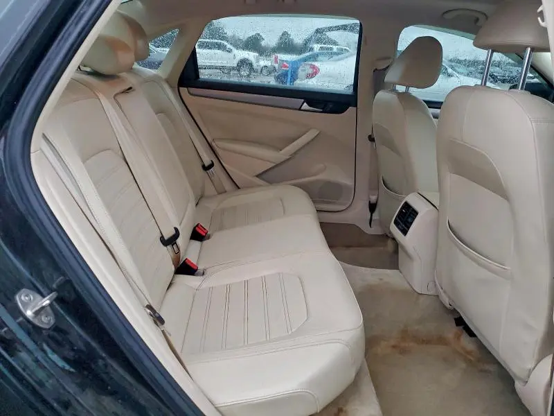 2015 VOLKSWAGEN PASSAT SE  