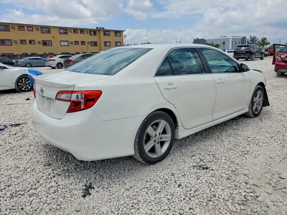 2014 TOYOTA CAMRY SE  