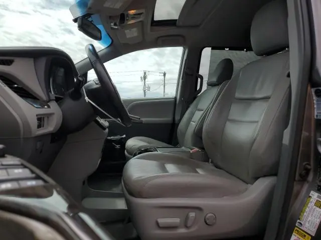 2016 TOYOTA SIENNA XLE  