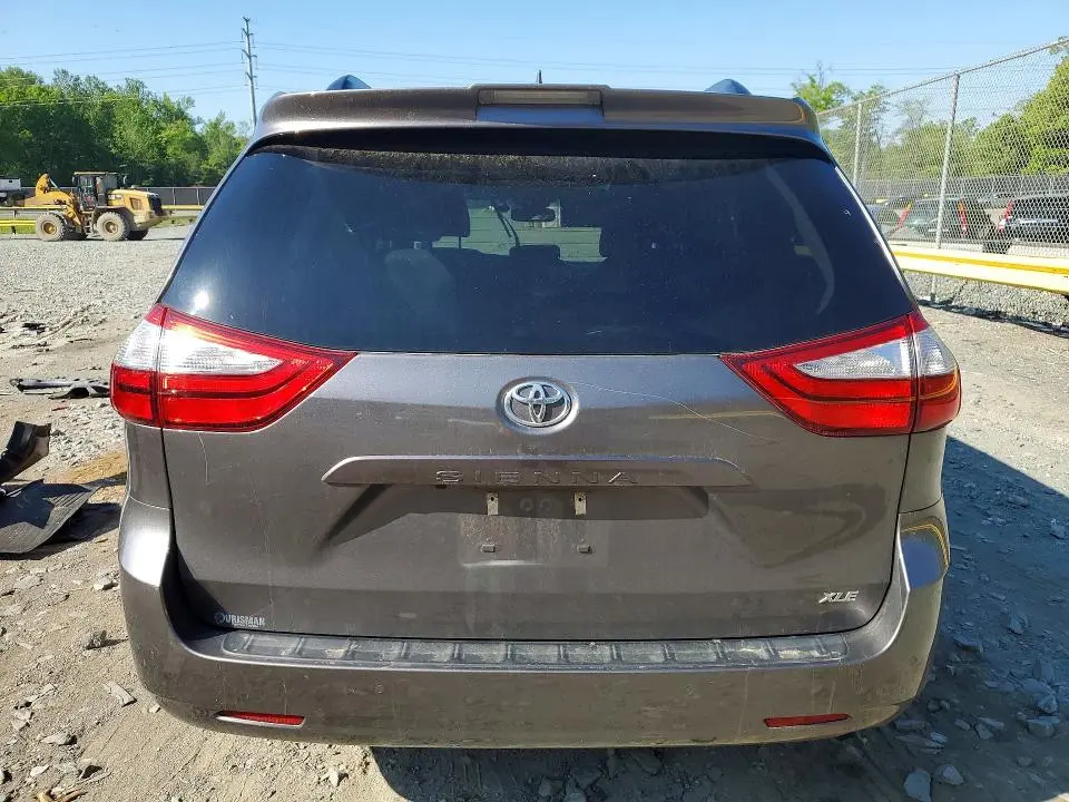 2018 TOYOTA SIENNA XLE 8-PASSENGER  
