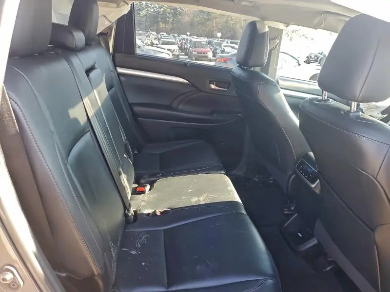 2019 TOYOTA HIGHLANDER SE  