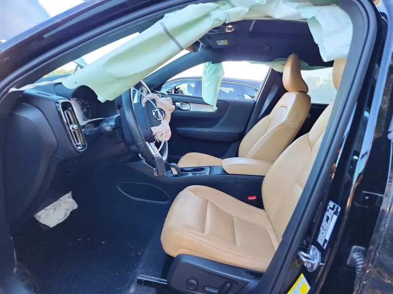 2020 VOLVO XC40 T5 MOMENTUM  