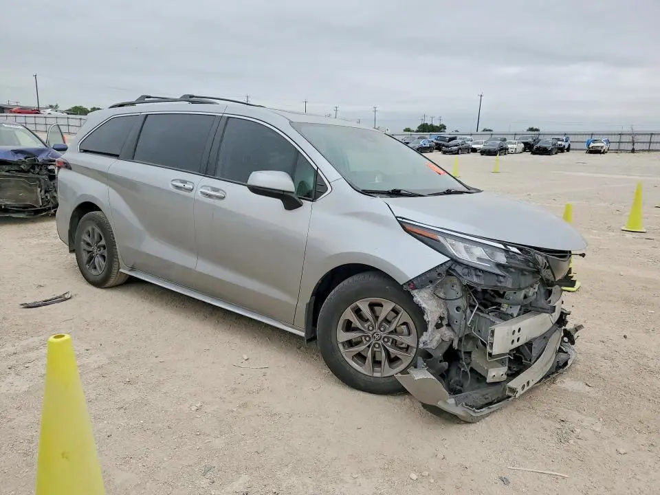 2021 TOYOTA SIENNA XLE  