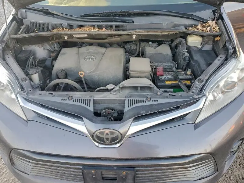 2018 TOYOTA SIENNA XLE  