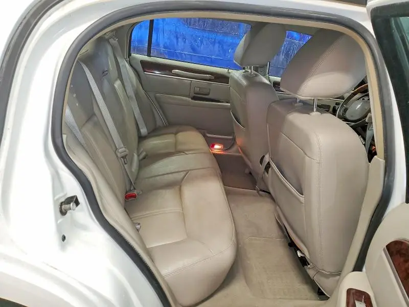 2011 LINCOLN TOWN CAR SIGNATURE LIMITED  