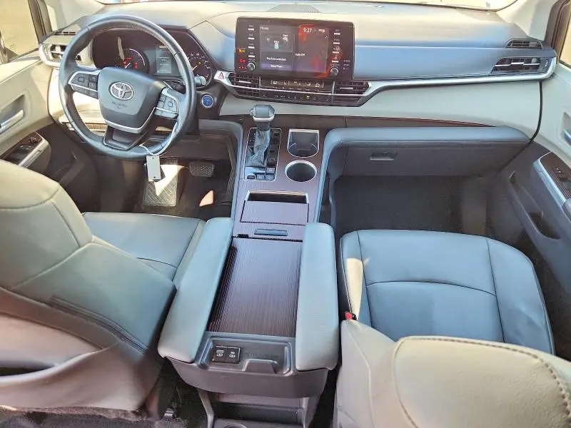 2021 TOYOTA SIENNA XLE  