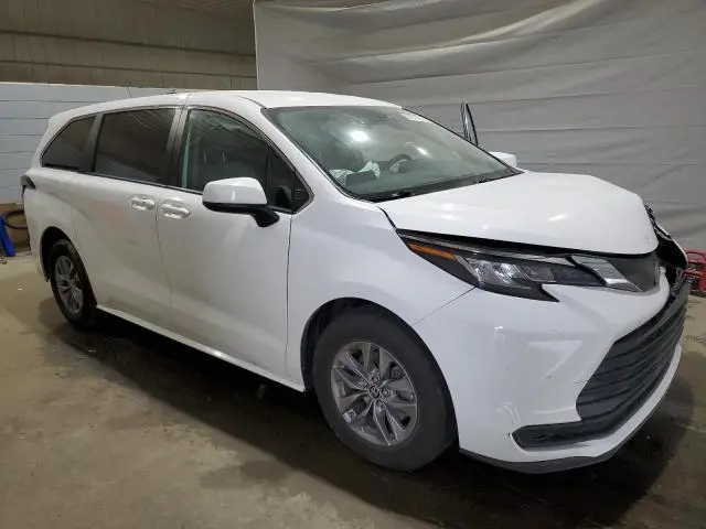 2022 TOYOTA SIENNA LE  