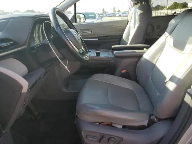 2021 TOYOTA SIENNA XLE  