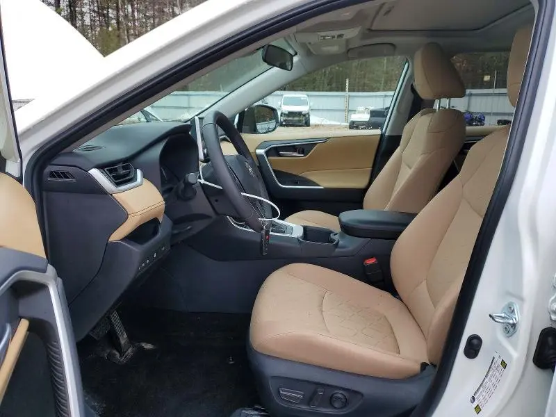 2025 TOYOTA RAV4 XLE  