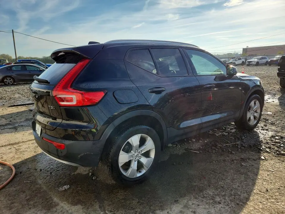 2019 VOLVO XC40 T5 MOMENTUM  