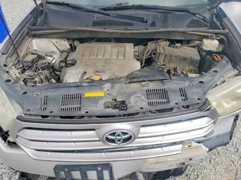 2013 TOYOTA HIGHLANDER SE  