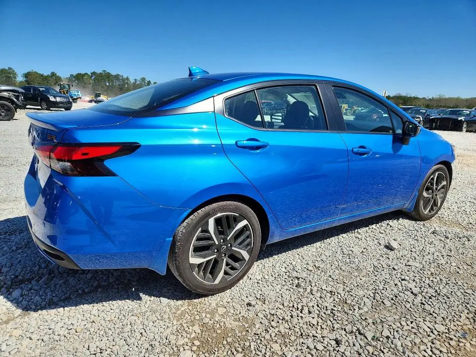 2023 NISSAN VERSA SR  