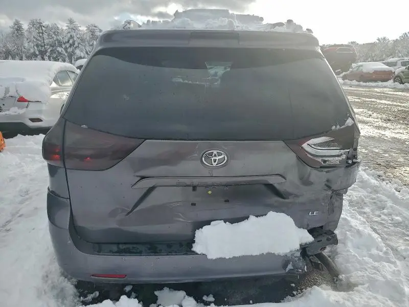 2017 TOYOTA SIENNA LE  