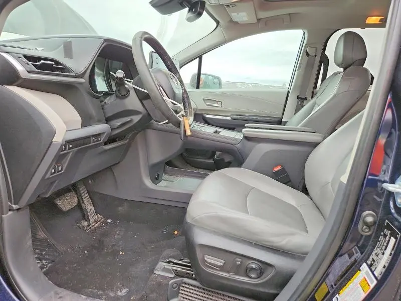 2022 TOYOTA SIENNA XLE  