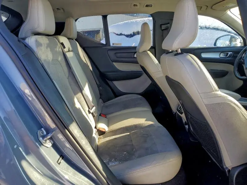 2020 VOLVO XC40 T5 MOMENTUM  