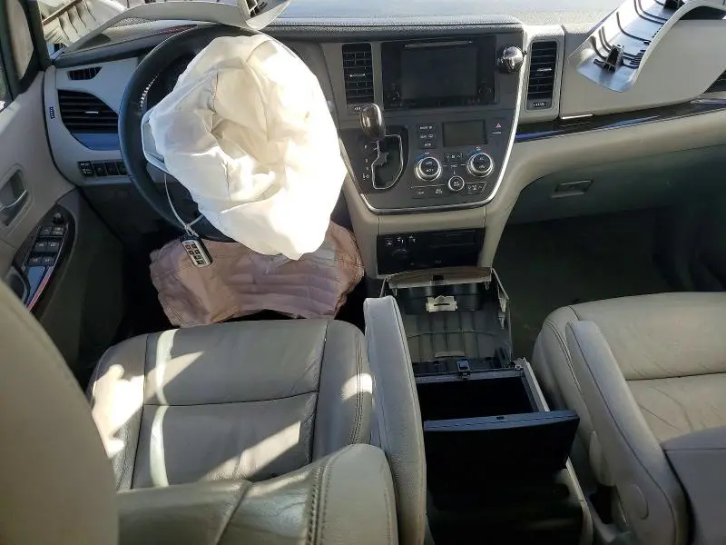 2016 TOYOTA SIENNA XLE  