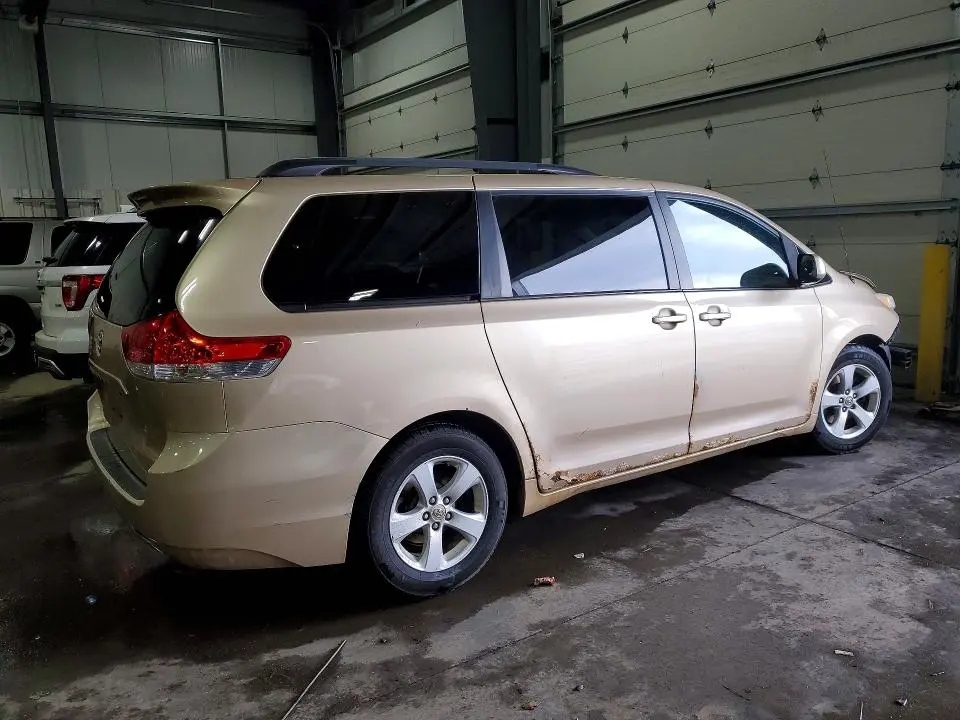2011 TOYOTA SIENNA LE 8-PASSENGER  