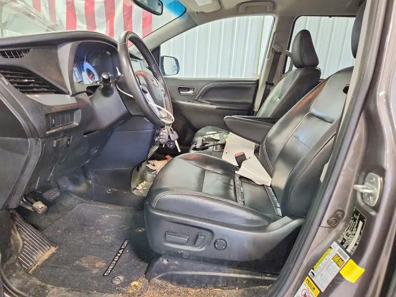 2017 TOYOTA SIENNA   