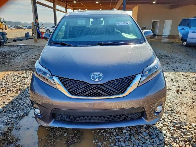 2017 TOYOTA SIENNA SE  