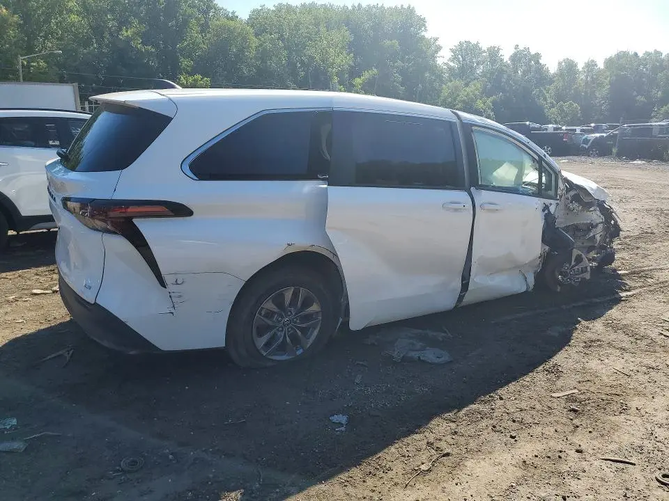2025 TOYOTA SIENNA LE  