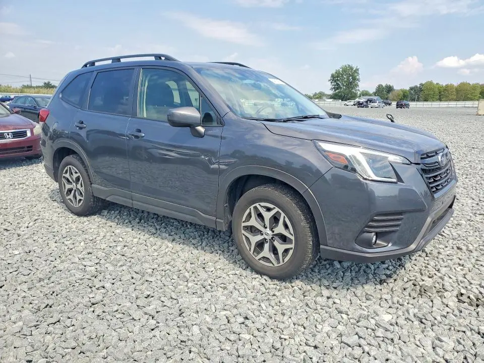 2024 SUBARU FORESTER   