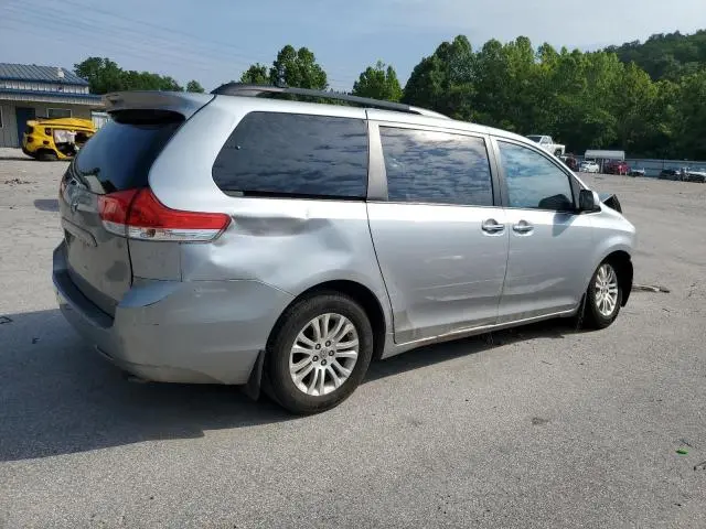 2011 TOYOTA SIENNA XLE  