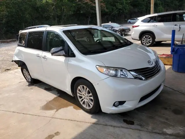2017 TOYOTA SIENNA XLE  