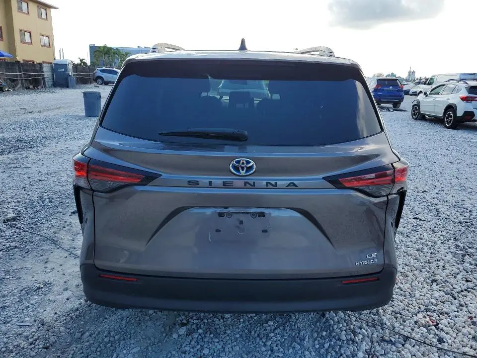 2021 TOYOTA SIENNA LE  