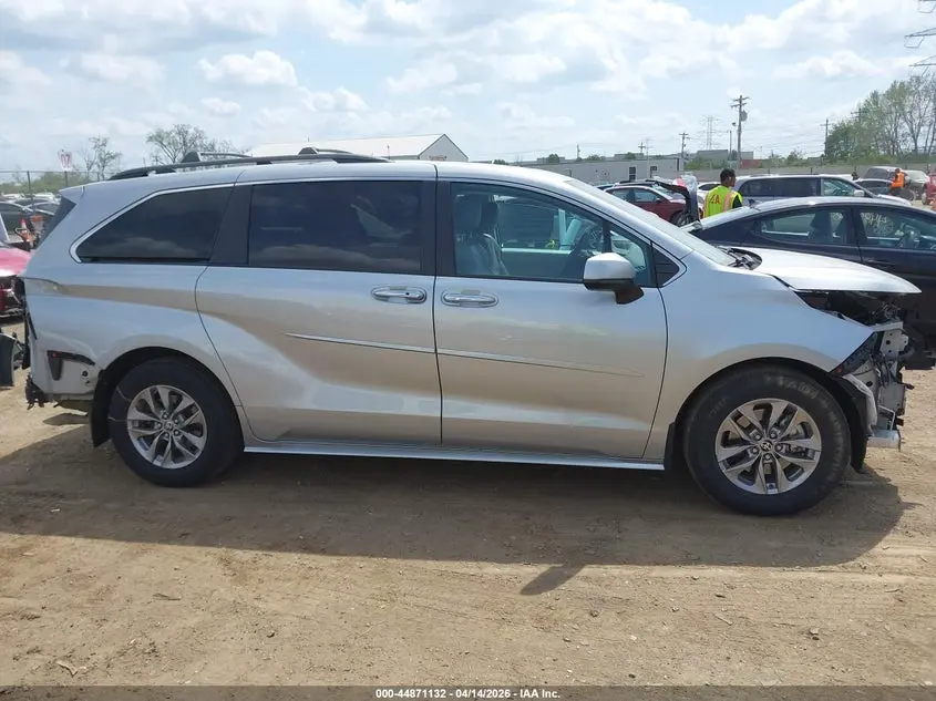 2022 TOYOTA SIENNA XLE
