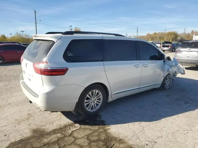 2017 TOYOTA SIENNA XLE  