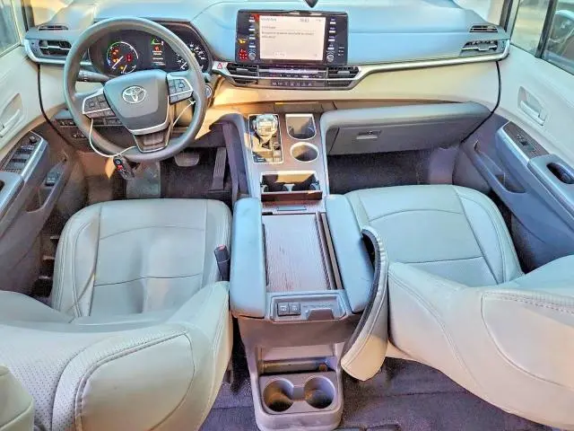 2021 TOYOTA SIENNA LE  