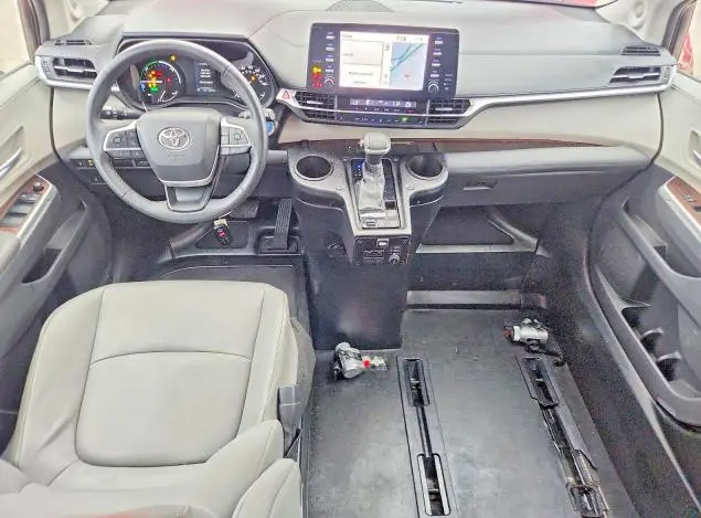 2021 TOYOTA SIENNA XLE  