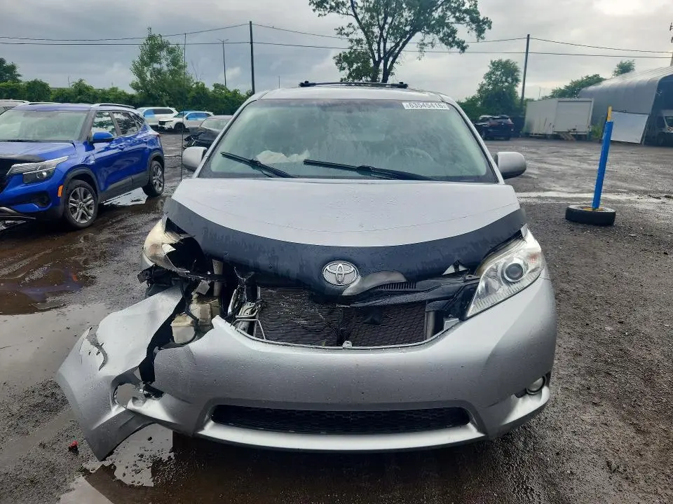 2013 TOYOTA SIENNA LE  