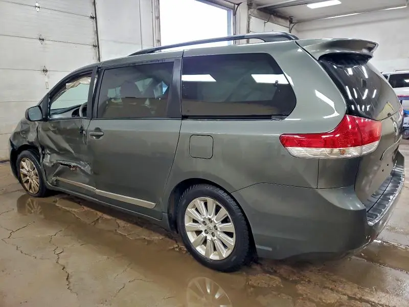2013 TOYOTA SIENNA XLE  