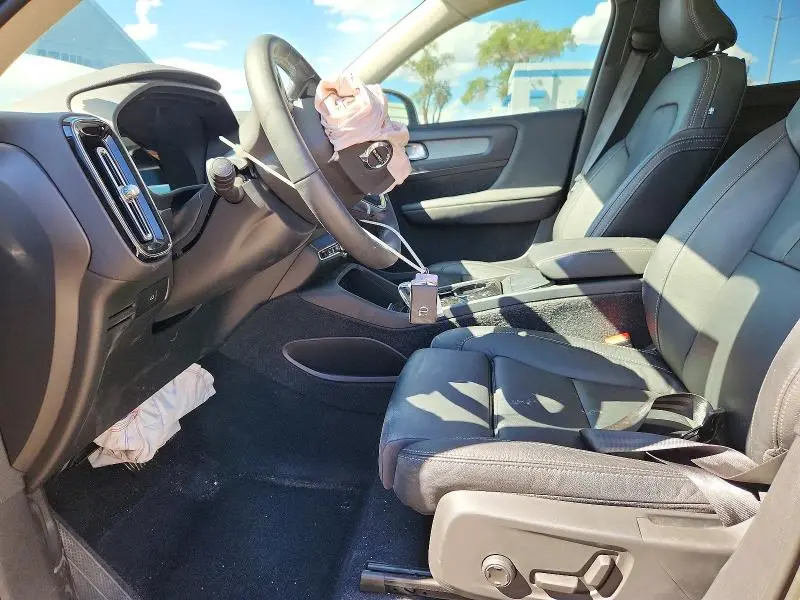2023 VOLVO XC40 PLUS  