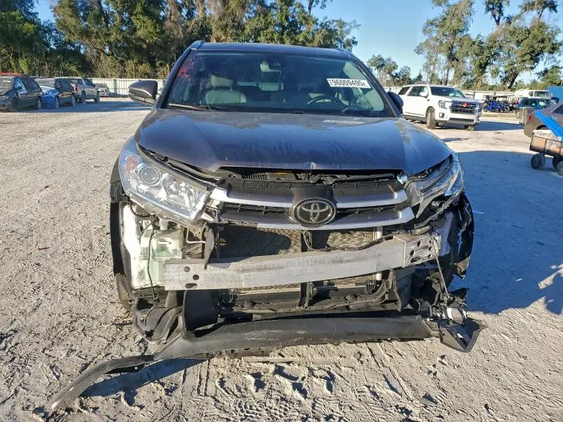 2019 TOYOTA HIGHLANDER SE  