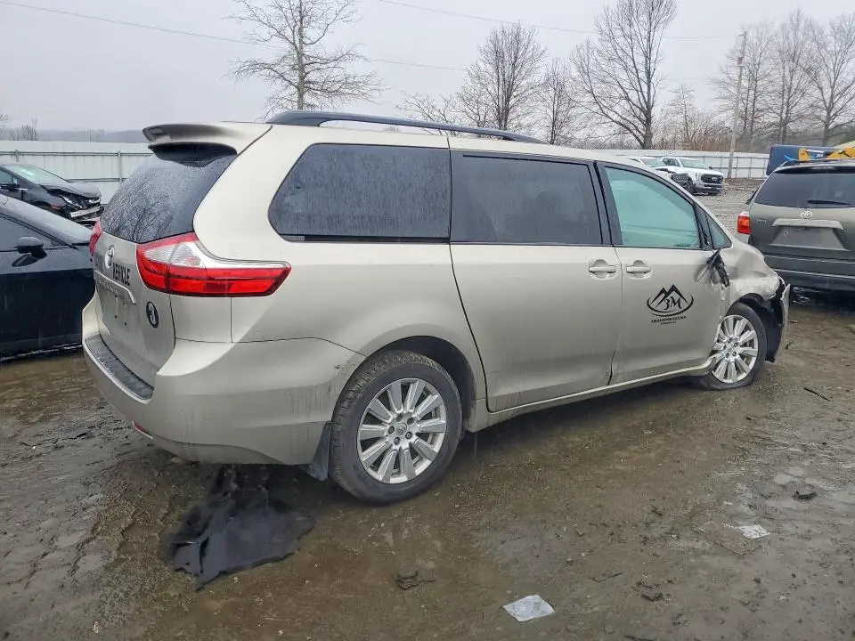 2017 TOYOTA SIENNA LE  