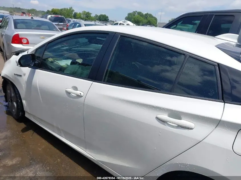 2020 TOYOTA PRIUS XLE