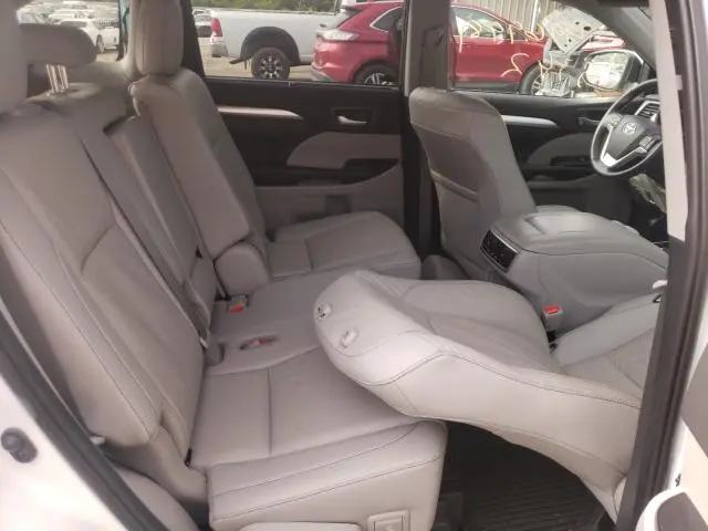 2019 TOYOTA HIGHLANDER SE
