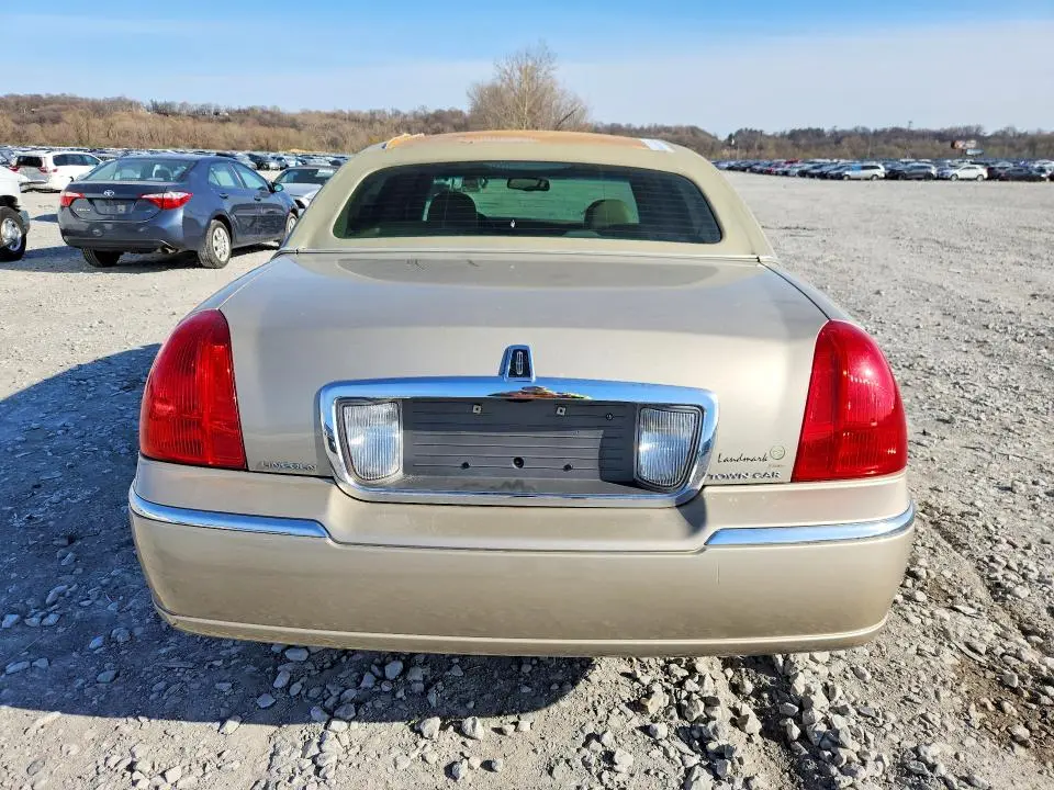 2010 LINCOLN TOWN CAR SIGNATURE LIMITED  