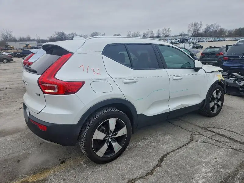 2021 VOLVO XC40 T5 MOMENTUM  