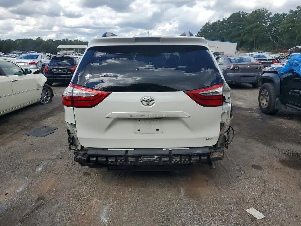 2018 TOYOTA SIENNA XLE 8-PASSENGER  