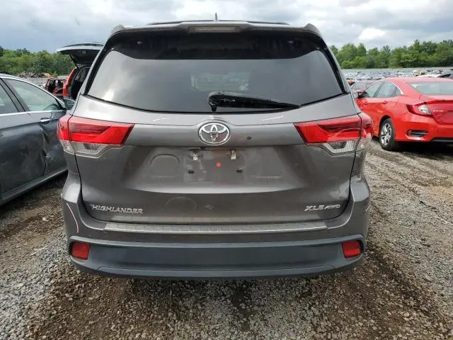 2018 TOYOTA HIGHLANDER SE  