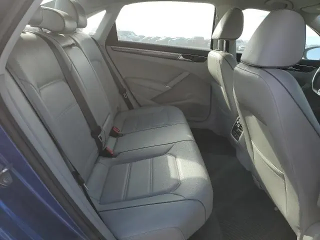 2016 VOLKSWAGEN PASSAT SE  