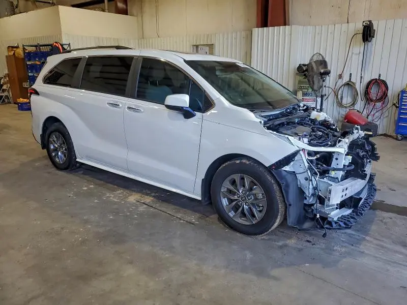 2025 TOYOTA SIENNA XLE  