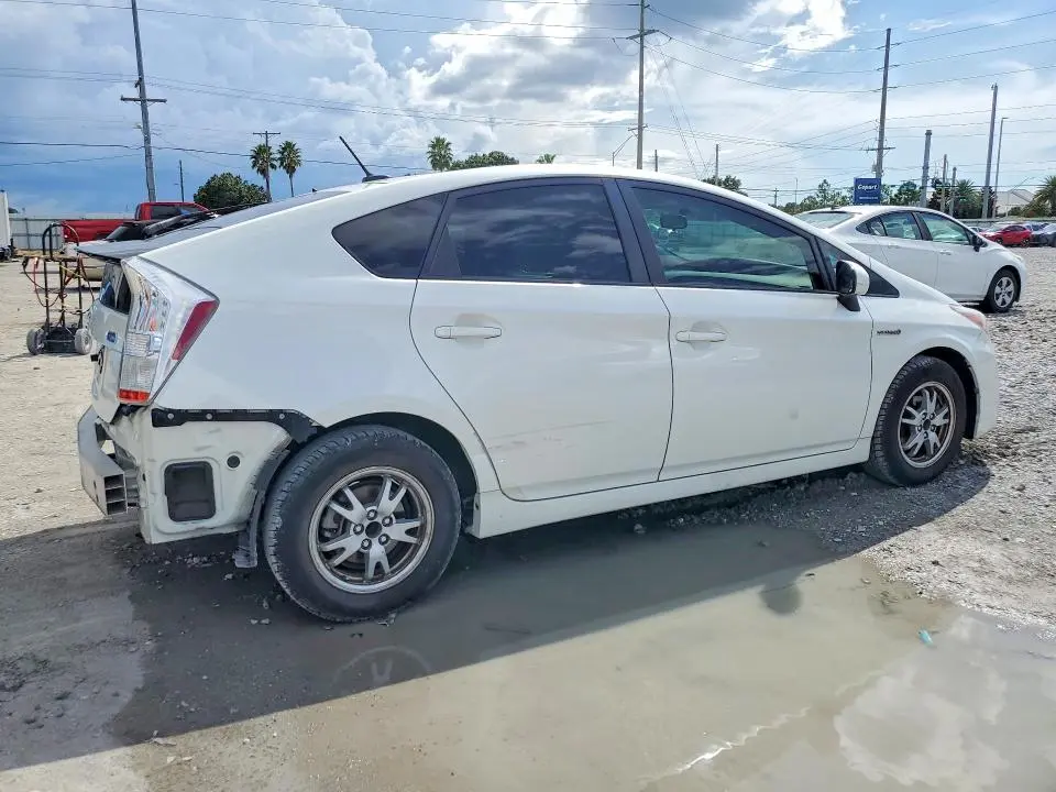 2010 TOYOTA PRIUS III  