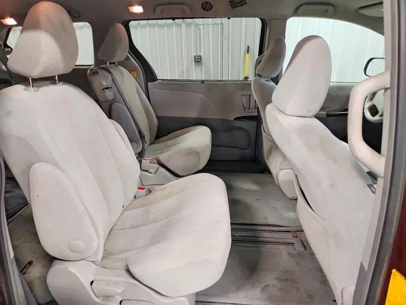2013 TOYOTA SIENNA LE  